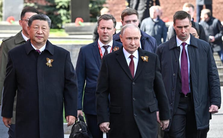 שי ליווה אותו בחגיגות הניצחון (צילום: Sergei Bobylyov/Host agency RIA Novosti/Handout via REUTERS) נשיא רוסיה פוטין עם נשיא סין שי ב מוסקבה לרגל מצעד ניצחון
