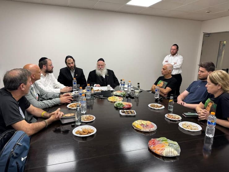 טרופנוב (בצד ימין) במפגש עם גולדקנופף. "אנחנו לא רוצים להיות אמריקה או אירופה, אנחנו רוצים להיות מה שאנחנו מאמינים בו" סשה טרופנוב נפגש עם השר יצחק גולדקנופף