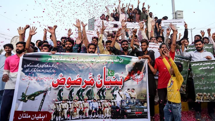 חוגגים ב פקיסטן את הפסקת האש עם הודו