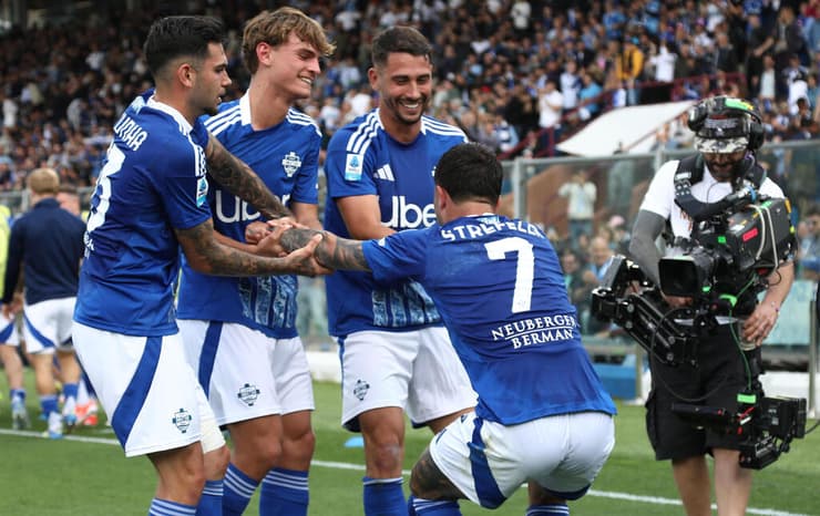 שחקני קומו חוגגים עם סטרפצה (צילום: Marco Luzzani/Getty Images) שחקני קומו חוגגים עם גבריאל סטרפצה