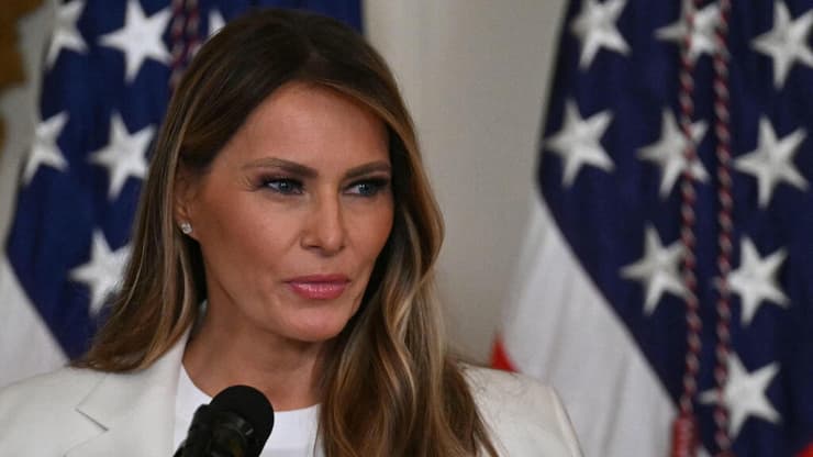 מלניה טראמפ בהשקת בול זיכרון לברברה בוש