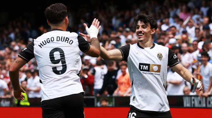 דייגו לופס והוגו דורו חוגגים (צילום: Clive Brunskill/Getty Images) דייגו לופס והוגו דורו חוגגים