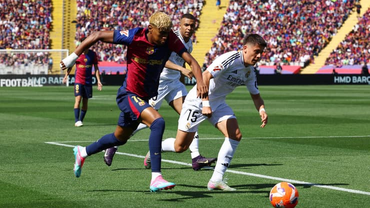 לאמין ימאל בפעולה (צילום: REUTERS/Albert Gea) לאמין ימאל בפעולה