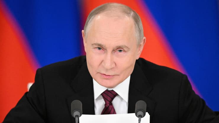 נשיא רוסיה ולדימיר פוטין ב מסיבת עיתונאים בקרמלין