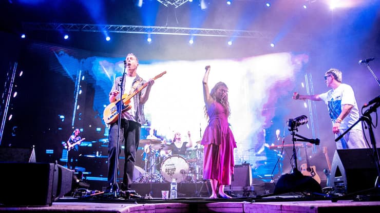 מוניקה סקס בחגיגות ה-30 ל״פצעים ונשיקות״ בקיסריה