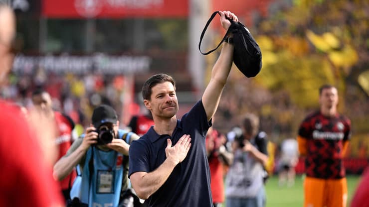 חוזר לריאל כאחד המאמנים הטובים בעולם. אלונסו (צילום: INA FASSBENDER / AFP) צ'אבי אלונסו מודה לקהל