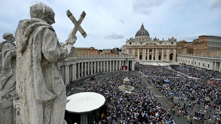 ליאו ה-14 אפיפיור בנאום ב כיכר פטרוס הקדוש ותיקן