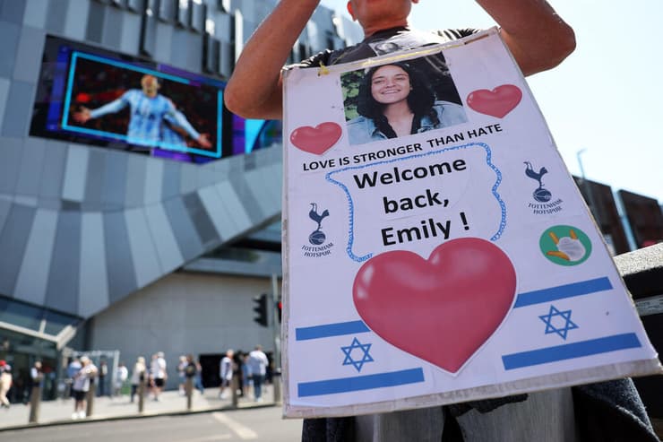 "אהבה חזקה יותר משנאה". שלט לכבוד אמילי דמארי מחוץ לאצטדיון טוטנהאם (צילום: Reuters/Paul Childs) שלט לכבוד אמילי דמארי מחוץ לאצטדיון טוטנהאם