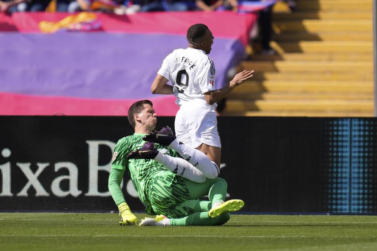 קיליאן אמבאפה מוכשל על ידי וויצ'ך שצ'נסני