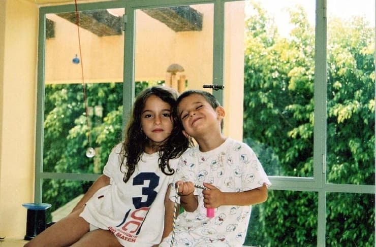 נועם עם אורן ז"ל. שואלים אותי מה שלום ההורים, שואלים אם 'עבר לי'? ואני רק שואלת - למה אף אחד לא רואה גם את השכול שלי?   