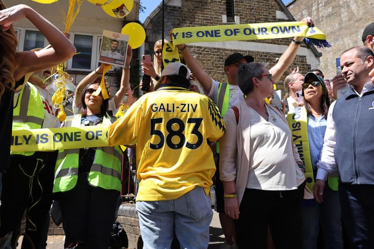 אמילי דמארי עם החולצה המיוחדת (צילום: Reuters/Paul Childs) אמילי דמארי מחוץ לאצטדיון טוטנהאם