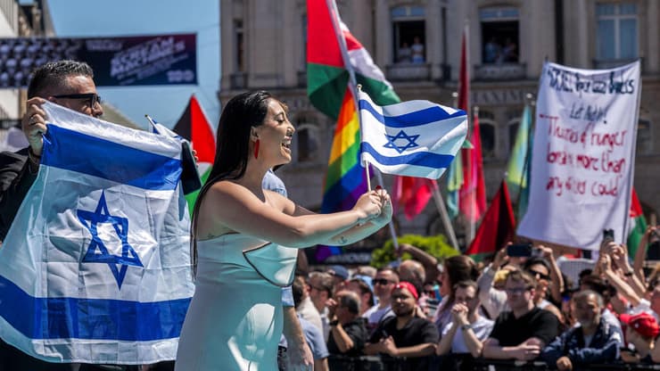 יובל רפאל במצעד המשלחות של אירוויזיון 2025 (צילום: Fabrice COFFRINI / AFP) יובל רפאל במצעד המשלחות של אירוויזיון 2025