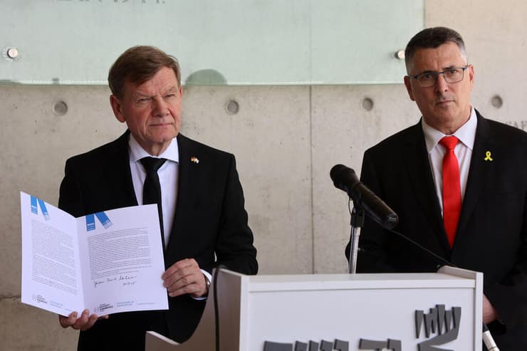 שר החוץ גדעון סער נפגש עם עמיתו הגרמני יוהאן וודפול בחודש שעבר. רמיזה לסנקציות על העברת נשק (צילום: GIL COHEN-MAGEN / AFP) שר החוץ גדעון סער ושר החוץ של גרמניה יוהאן וודפול ביד ושם