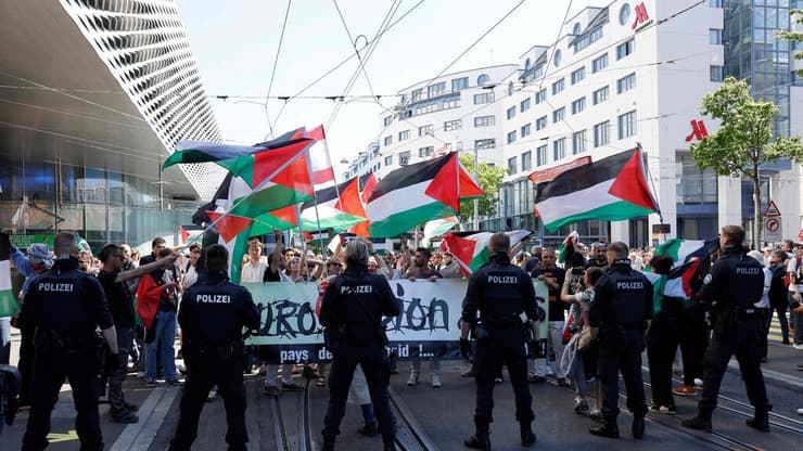 דגלי פלסטין בקהל במצעד המשלחות