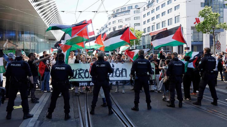 דגלי פלסטין בקהל במצעד המשלחות ( צילום: Stefan Wermuth / AFP) דגלי פלסטין בקהל במצעד המשלחות