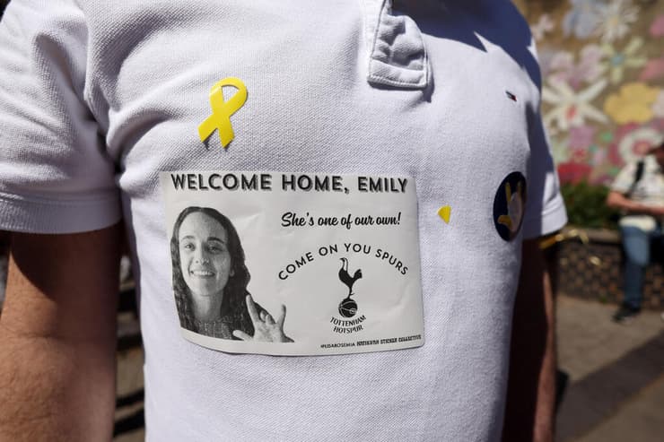 סטיקר לכבוד אמילי דמארי (צילום: Reuters/Paul Childs) סטיקר לכבוד אמילי דמאר