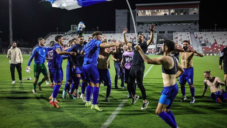 השחקנים חוגגים על הדשא