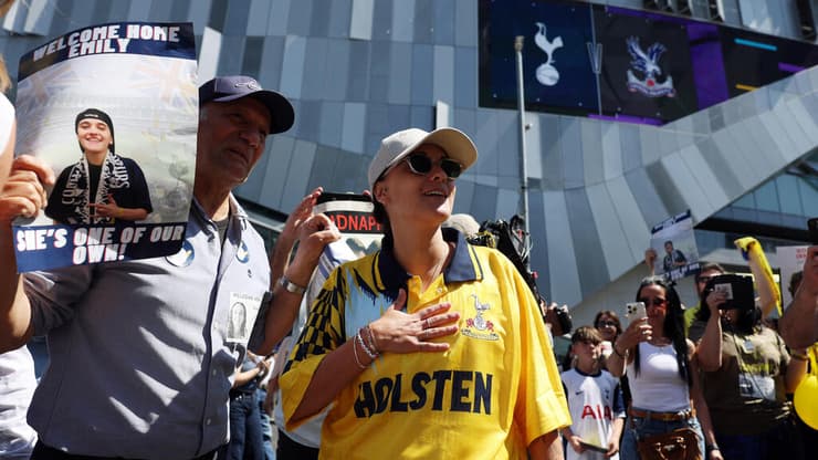 אמילי דמארי מחוץ לאצטדיון טוטנהאם (צילום: Reuters/Paul Childs) אמילי דמארי מחוץ לאצטדיון טוטנהאם