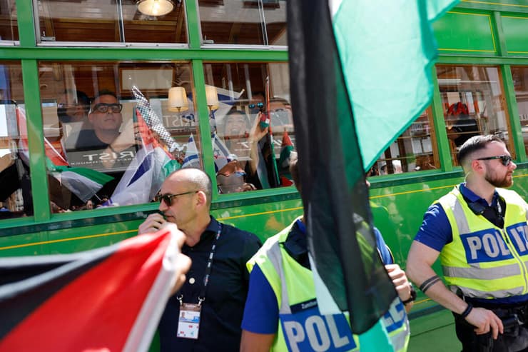 יובל רפאל במצעד המשלחות של אירוויזיון 2025