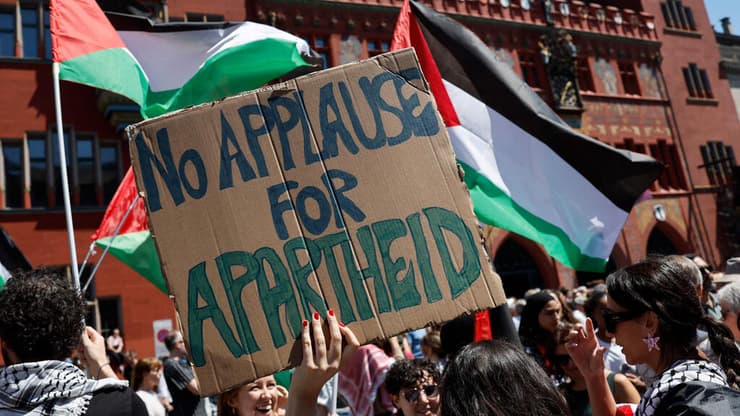 דגלי פלסטין בקהל במצעד המשלחות