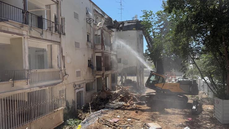הריסת המבנים הישנים בפרויקט פינוי בינוי בדרך השלום תל אביב 