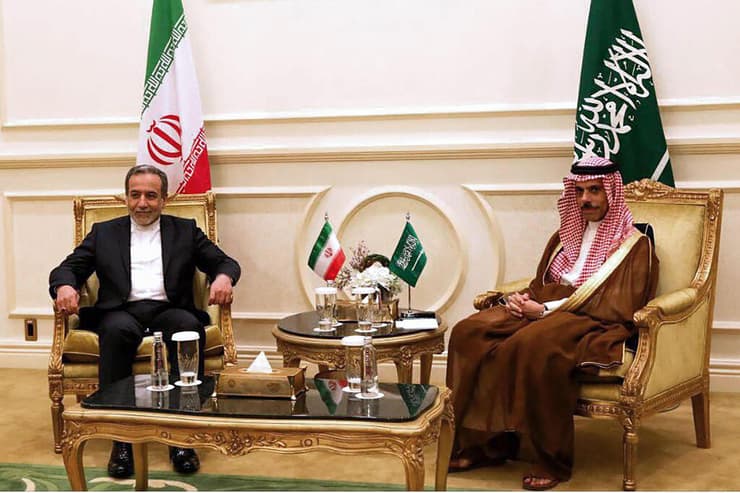 שר החוץ של איראן עבאס עראקצ'י עם שר החוץ של סעודיה פייסל בן פרחאן בריאד ב-10 במאי