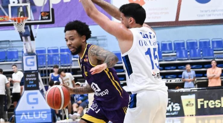 מייק דייויס מנסה לעבור את שלו לוגשי (ראובן שוורץ) מייק דייויס מנסה לעבור את שלו לוגשי