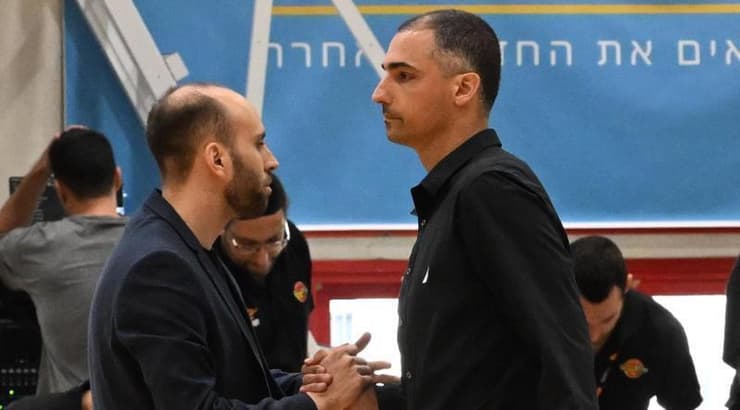 יהוא אורלנד וגיא קפלן לוחצים ידיים לפני המשחק (ראובן שוורץ) יהוא אורלנד וגיא קפלן לוחצים ידיים לפני המשחק