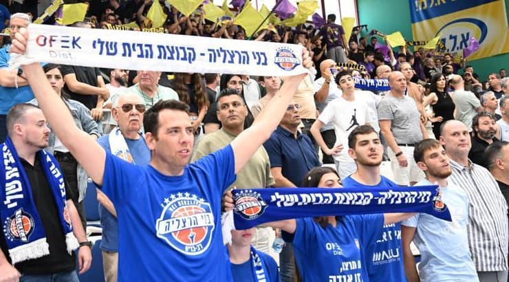 קהל אוהדי בני הרצליה בא לעודד (ראובן שוורץ) קהל אוהדי בני הרצליה בא לעודד