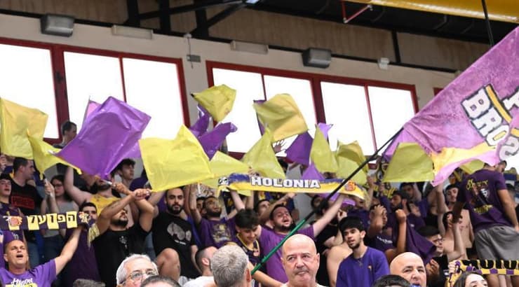 קהל אוהדי הפועל חולון הגיע לתמוך (ראובן שוורץ) קהל אוהדי הפועל חולון הגיע לתמוך