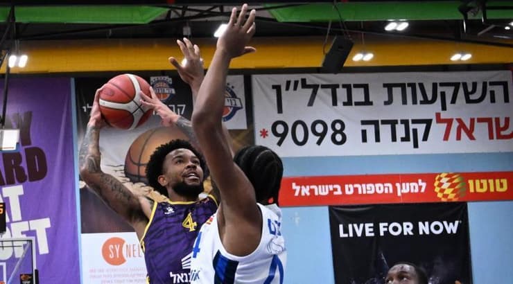 אלייז'ה סטיוארט עוצר את מייק דייויס (ראובן שוורץ) אלייז'ה סטיוארט עוצר את מייק דייויס