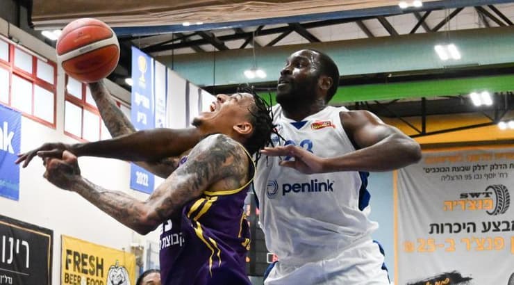 צ'ינאנו אונואקו מונע ממייקל קייזר לקלוע (ראובן שוורץ) צ'ינאנו אונואקו מונע ממייקל קייזר לקלוע