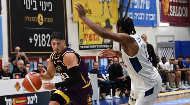 יפתח זיו מול אלייז'ה סטיוארט (ראובן שוורץ) יפתח זיו מול אלייז'ה סטיוארט