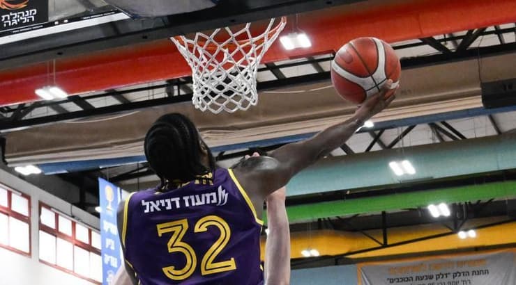 ג'סטין אלסטון מנסה לקלוע לייאפ (ראובן שוורץ) ג'סטין אלסטון מנסה לקלוע לייאפ