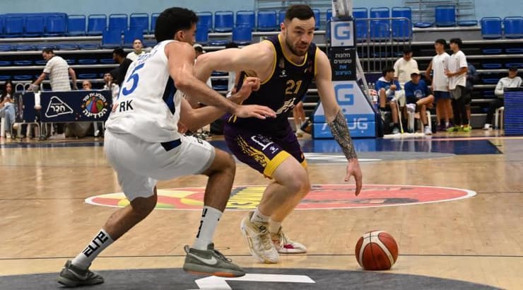 נתנאל ארצי עובר את שלו לוגשי (ראובן שוורץ) נתנאל ארצי עובר את שלו לוגשי