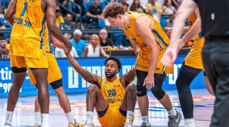 שחקני מכבי תל אביב מרימים את ליוואי רנדולף (רועי כפיר) שחקני מכבי תל אביב מרימים את ליוואי רנדולף