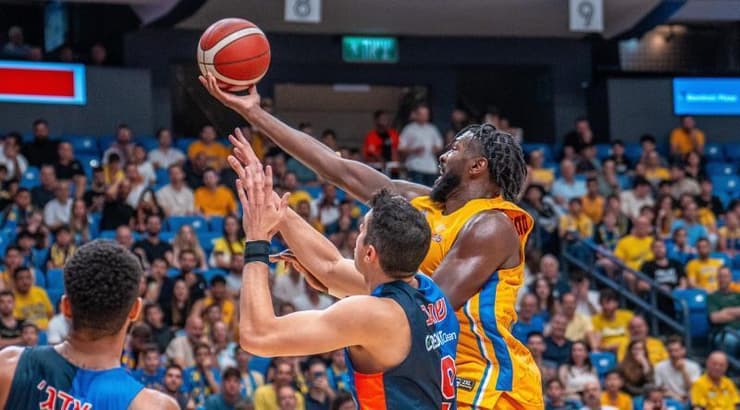 טרביון וויליאמס עולה לסל (רועי כפיר) טרביון וויליאמס עולה לסל