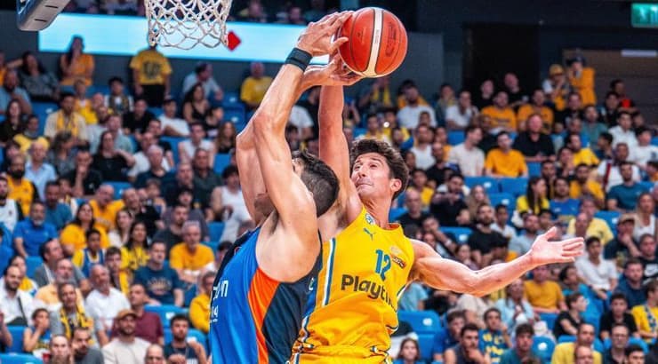 ג'ון דיברתולומאו חוסם את איתי שגב (רועי כפיר) ג'ון דיברתולומאו חוסם את איתי שגב