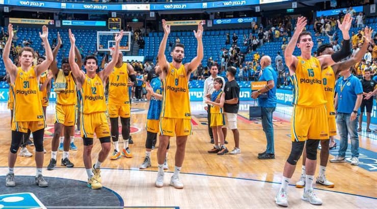 שחקני מכבי תל אביב חוגגים את ההעפלה (רועי כפיר) שחקני מכבי תל אביב חוגגים את ההעפלה