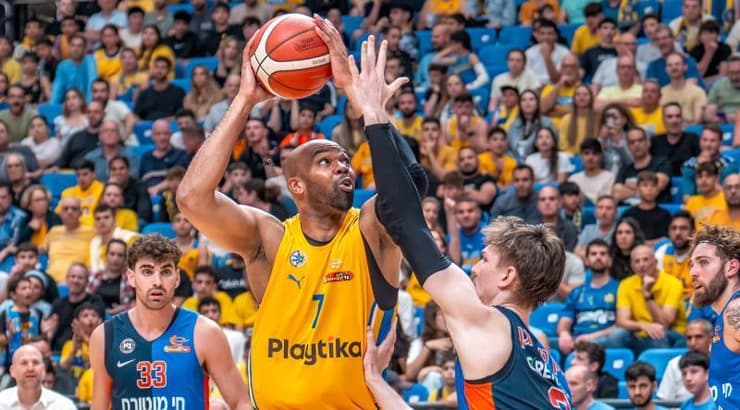 אלכס טיוס עולה לסל (רועי כפיר) אלכס טיוס עולה לסל