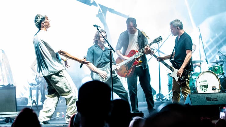 מוניקה סקס בחגיגות ה-30 ל״פצעים ונשיקות״ בקיסריה