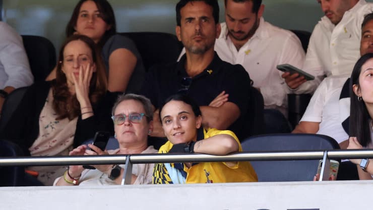 דמארי צופה במשחק מהיציע (צילום: Reuters/Paul Childs) אמילי דמארי צופה במשחק מהיציע