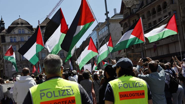 דגלי פלסטין בקהל במצעד המשלחות