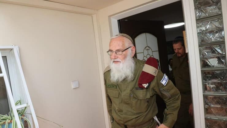 הרב הצבאי הראשי יוצא מהבית של משפחת פלדמן