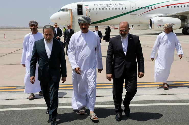 שר החוץ של איראן עבאס עראקצ'י נוחת ב עומאן ל שיחות גרעין מול ארה"ב