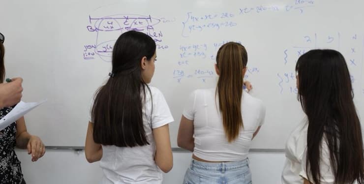 "בתוך הטירוף של המלחמה, זה היה אי של שפיות" (לאור הפקות, צילום: רועי טהר) כיתה