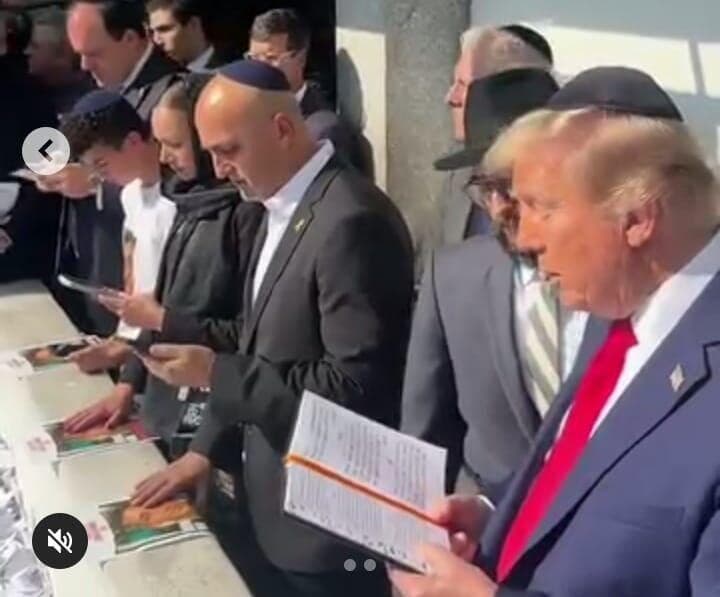 דונלד טראמפ בקברו של הרבי מלובביץ', ביום השנה הראשון לטבח 7.10, יחד עם משפחתו של עידן אלכסנדר