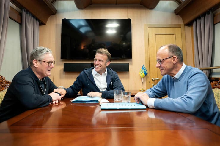 נשיא צרפת עמנואל מקרון קנצלר גרמניה פרידריך מרץ ראש ממשלת בריטניה קיר סטרמר ב רכבת ל קייב פייק ניוז סמים