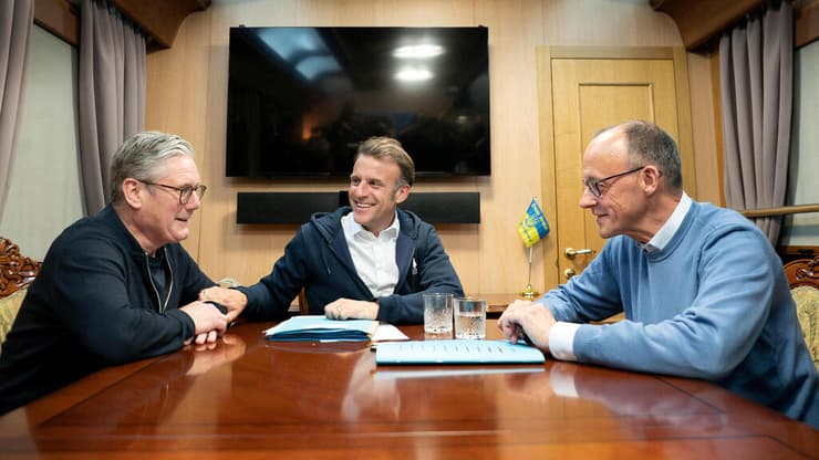 נשיא צרפת עמנואל מקרון קנצלר גרמניה פרידריך מרץ ראש ממשלת בריטניה קיר סטרמר ב רכבת ל קייב פייק ניוז סמים