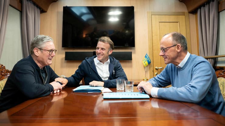 מרץ וסטרמר לצד מקרון. גם הם הוזמנו לטקס (צילום: Stefan Rousseau/Pool via REUTERS) נשיא צרפת עמנואל מקרון קנצלר גרמניה פרידריך מרץ ראש ממשלת בריטניה קיר סטרמר ב רכבת ל קייב פייק ניוז סמים